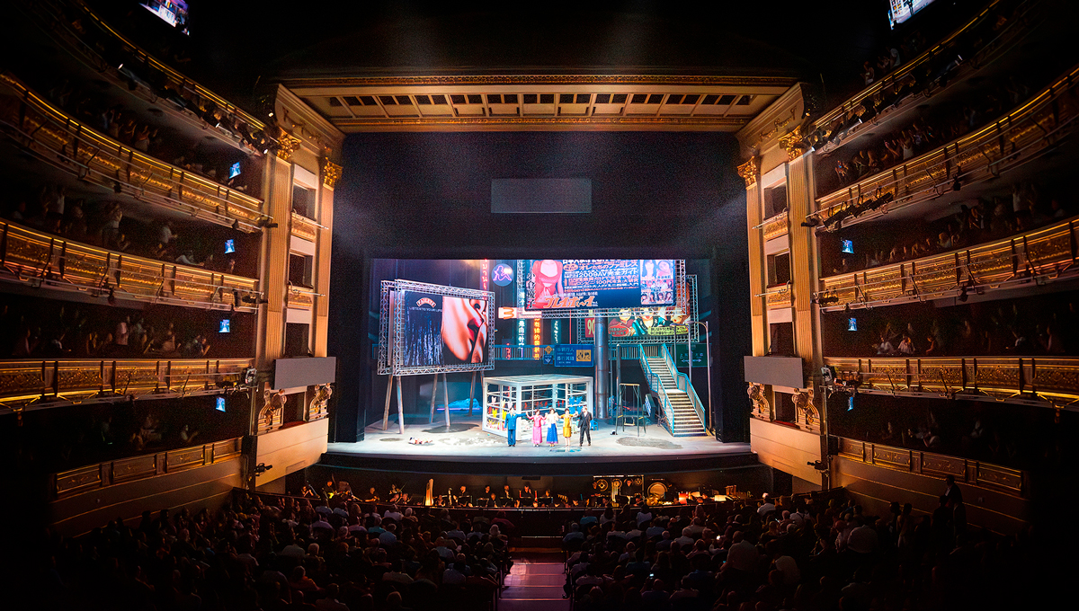 Escena de La traviata de Giuseppe Verdi en el Teatro Real de Madrid