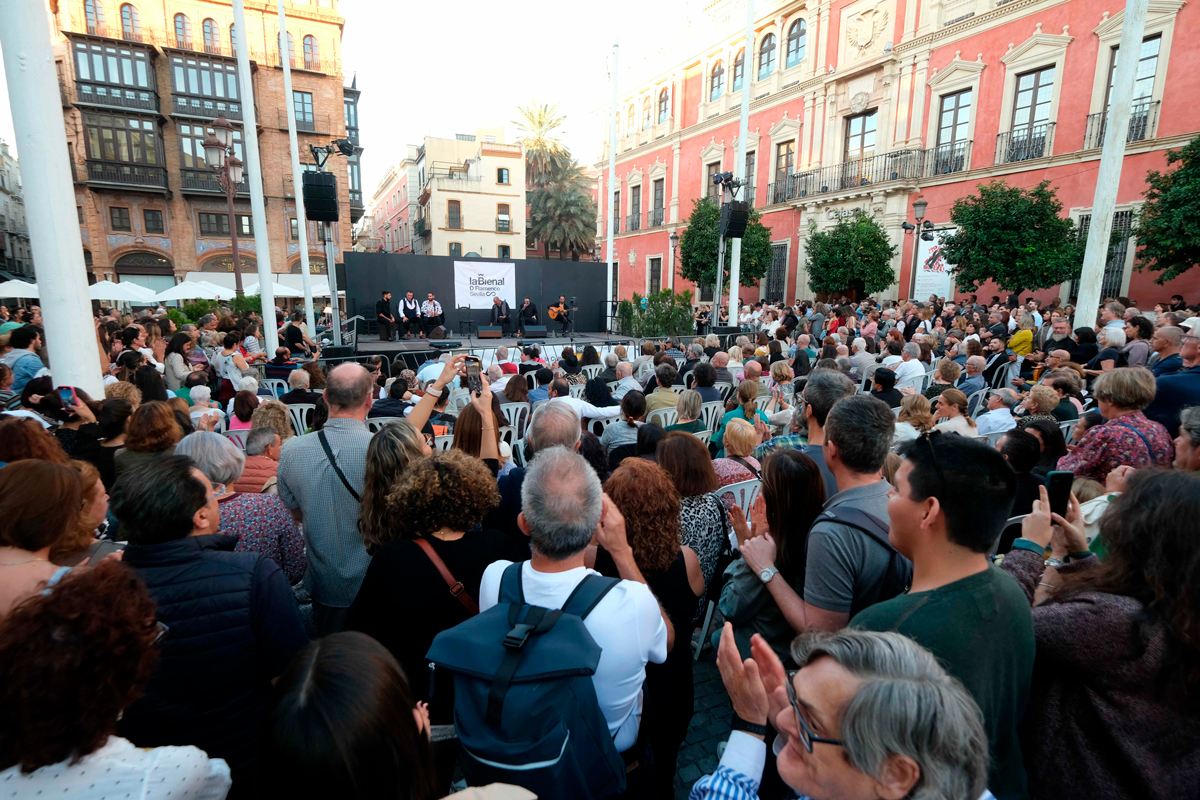 Acto de la Bienal de Flamenco de Sevilla con público y artistas en la Plaza de San Francisco