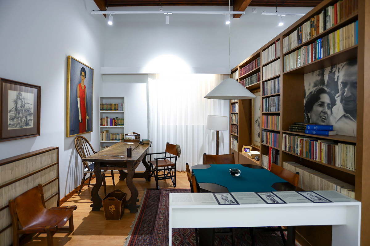 Interior de la Casa Museo de Miguel Delibes con exposición literaria