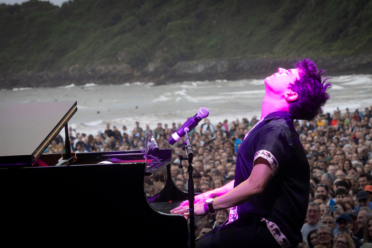 Jamie Cullum tocando frente al mar en el escenario Keler Gunea durante el 60 Jazzaldia de San Sebastián. Foto: Lolo Vasco.