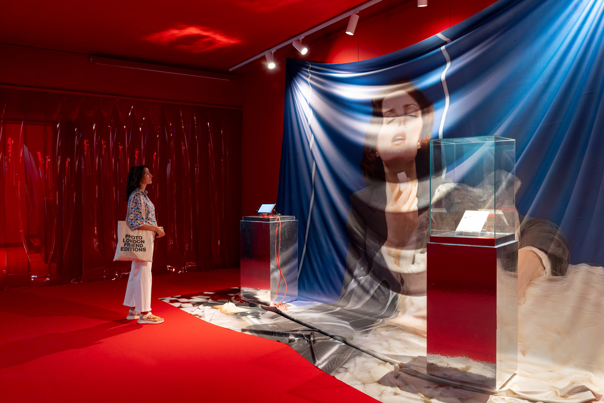 Visitante ante una instalación de Tanit Plana en el Museo Cerralbo de Madrid durante PHotoESPAÑA 2026
