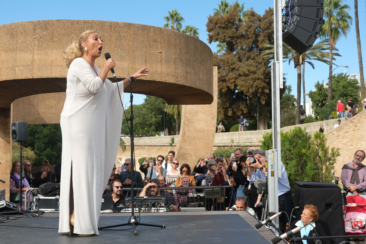 Esperanza Fernández canta durante una actuación de flamenco en Sevilla