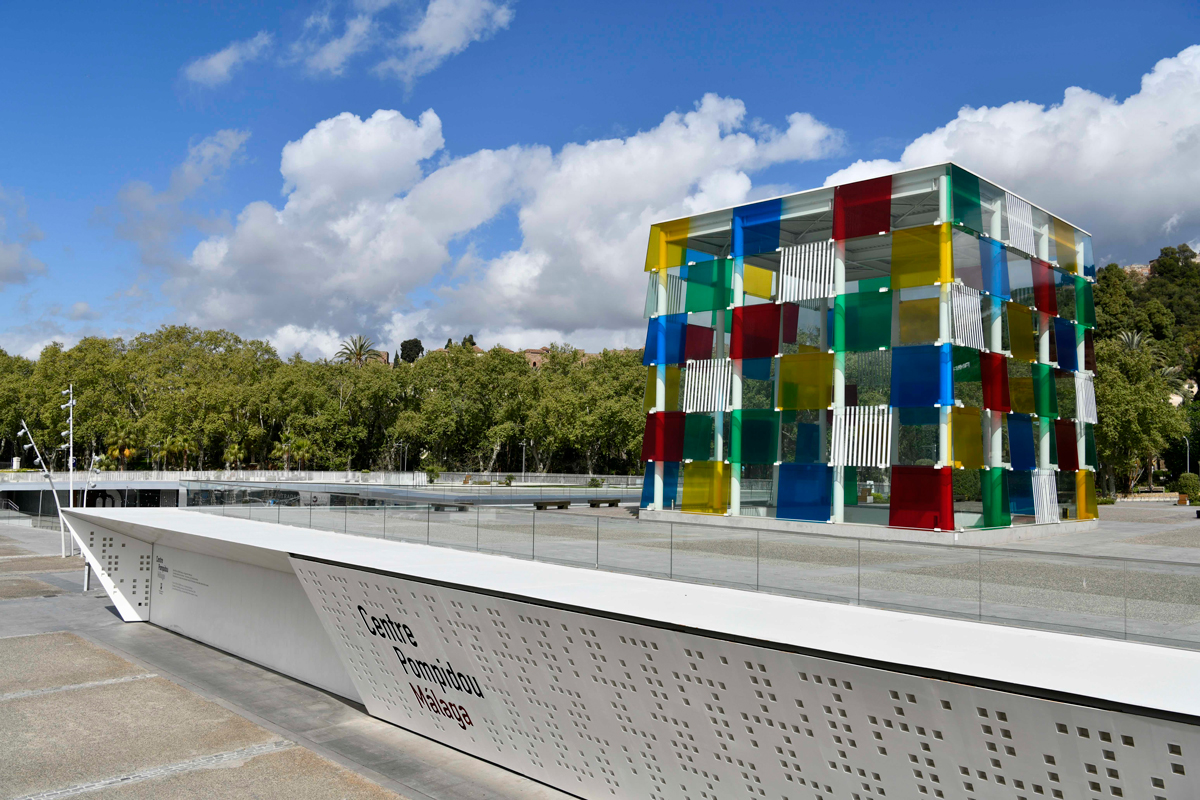 Fachada del Centre Pompidou Málaga con el Cubo de colores