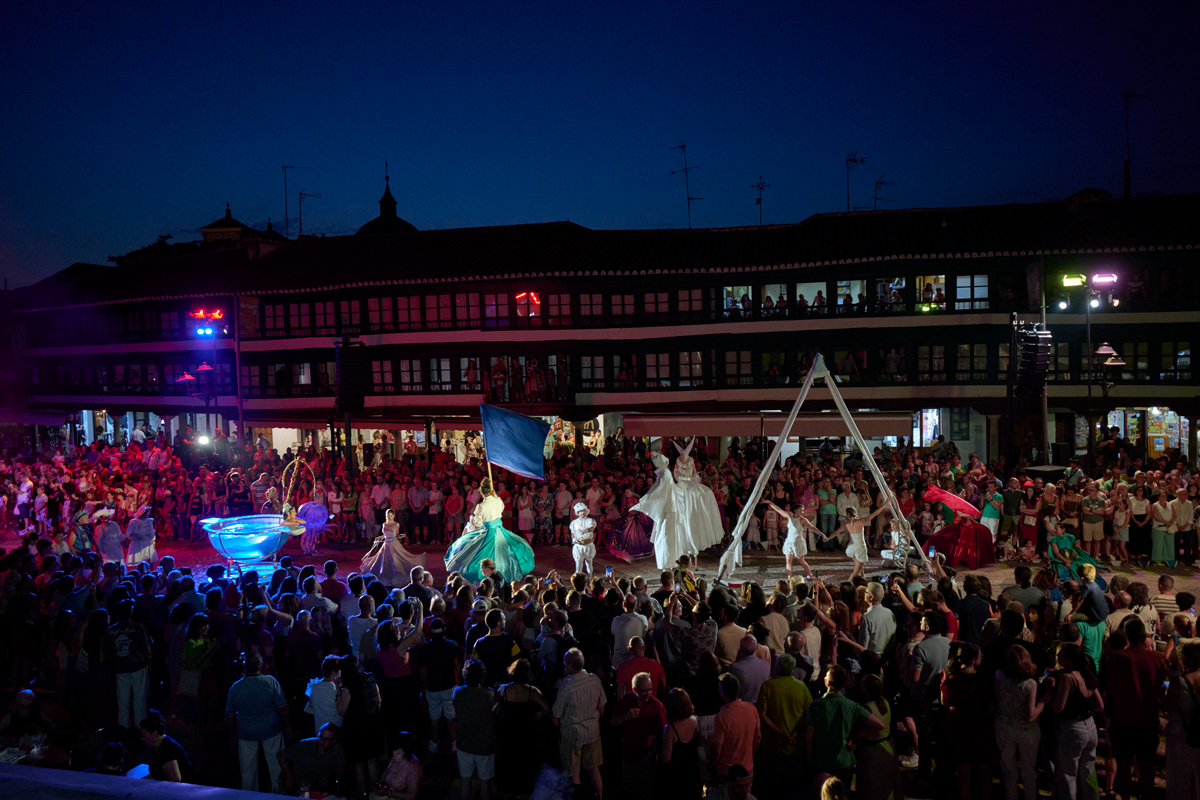 Espectáculo Volatines ante el público reunido en la Plaza Mayor de Almagro durante el Festival Internacional de Teatro Clásico
