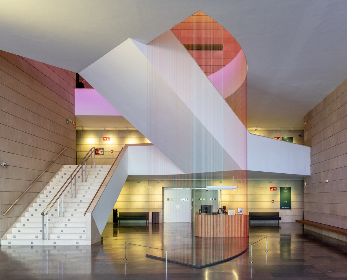 Hall principal del IVAM Centre Julio González con una obra de Soledad Sevilla