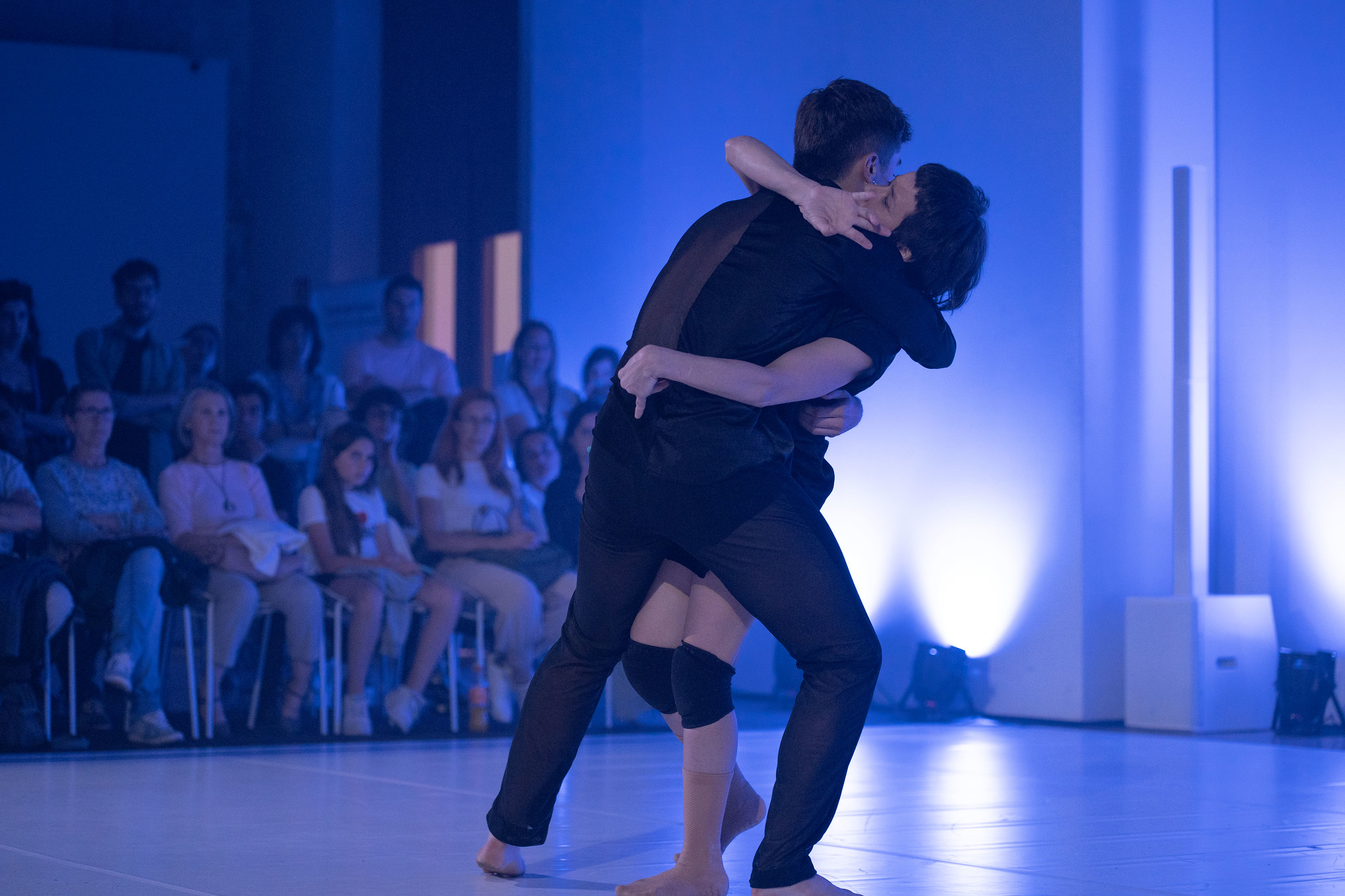 Bailarines de Introdans durante una actuación en el Festival 10 Sentidos.