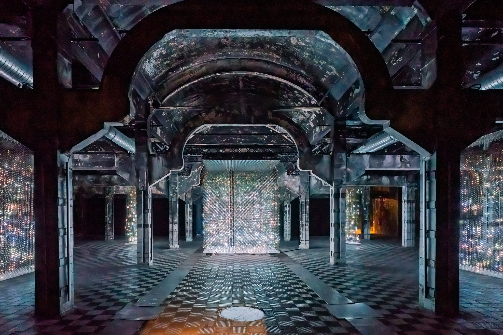 Instalación artística contemporánea en la Nave 0 de Matadero Madrid