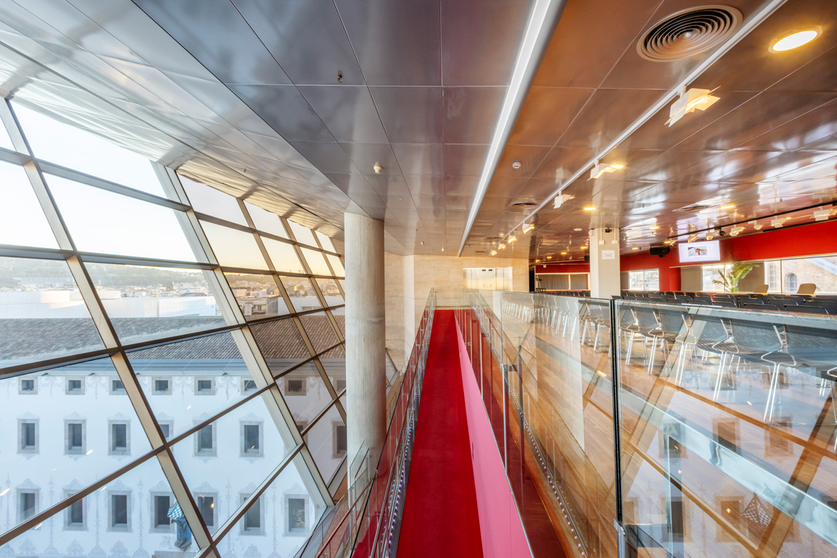 Interior del CCCB en Barcelona con pasarela y vistas al Raval