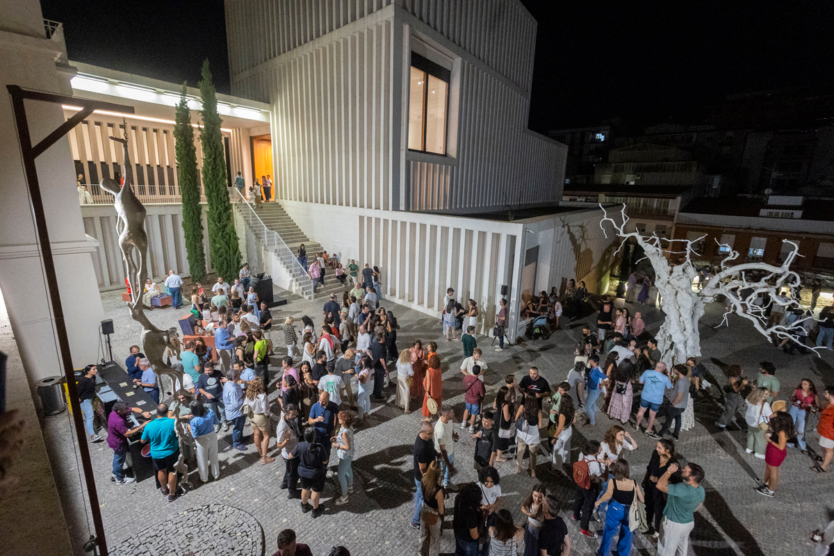 Público reunido durante una sesión de DJ nocturna en los jardines del Museo Helga de Alvear en Cáceres