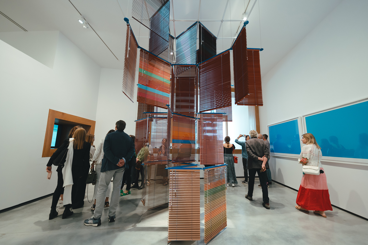 Visitantes recorren una instalación de arte contemporáneo en una sala del Museo Helga de Alvear, en Cáceres