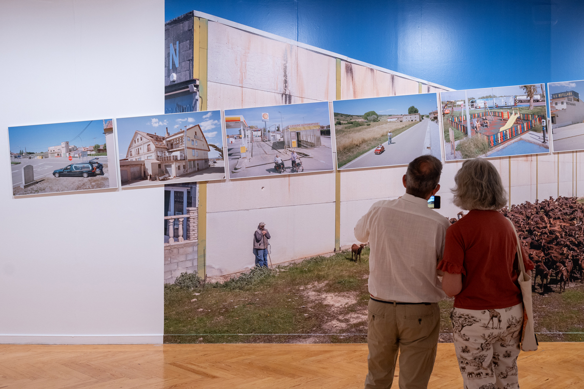 Vista de una exposición de fotografía con obras en las salas del Círculo de Bellas Artes durante PHotoESPAÑA 2026