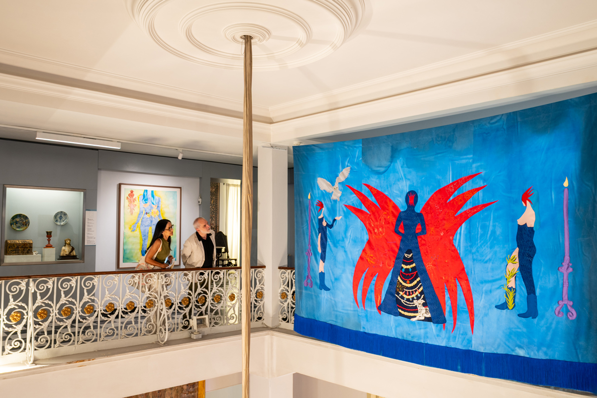 Instalación de Gema Polanco con una gran imagen azul y roja en el Museo Nacional de Artes Decorativas de Madrid