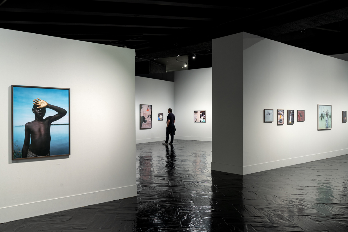 Sala de la exposición de Viviane Sassen con fotografías contemporáneas en el Centro Cultural de la Villa Fernán Gómez de Madrid