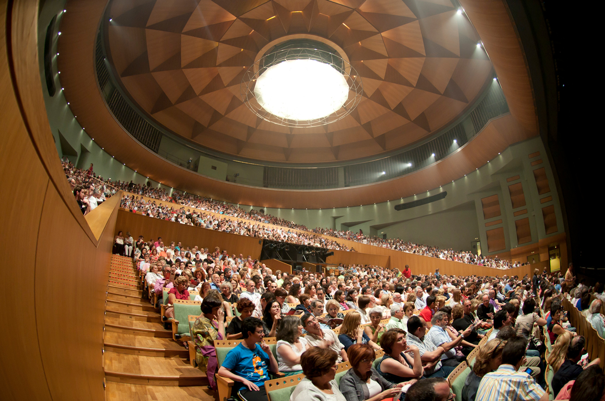 Sala Principal del Teatro de la Maestranza de Sevilla con público
