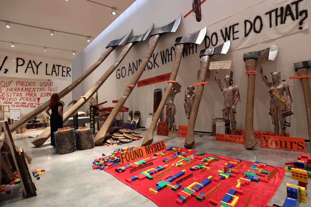 Vista de una instalación de Thomas Hirschhorn con herramientas, maniquíes y bloques de construcción en el Museo Helga de Alvear