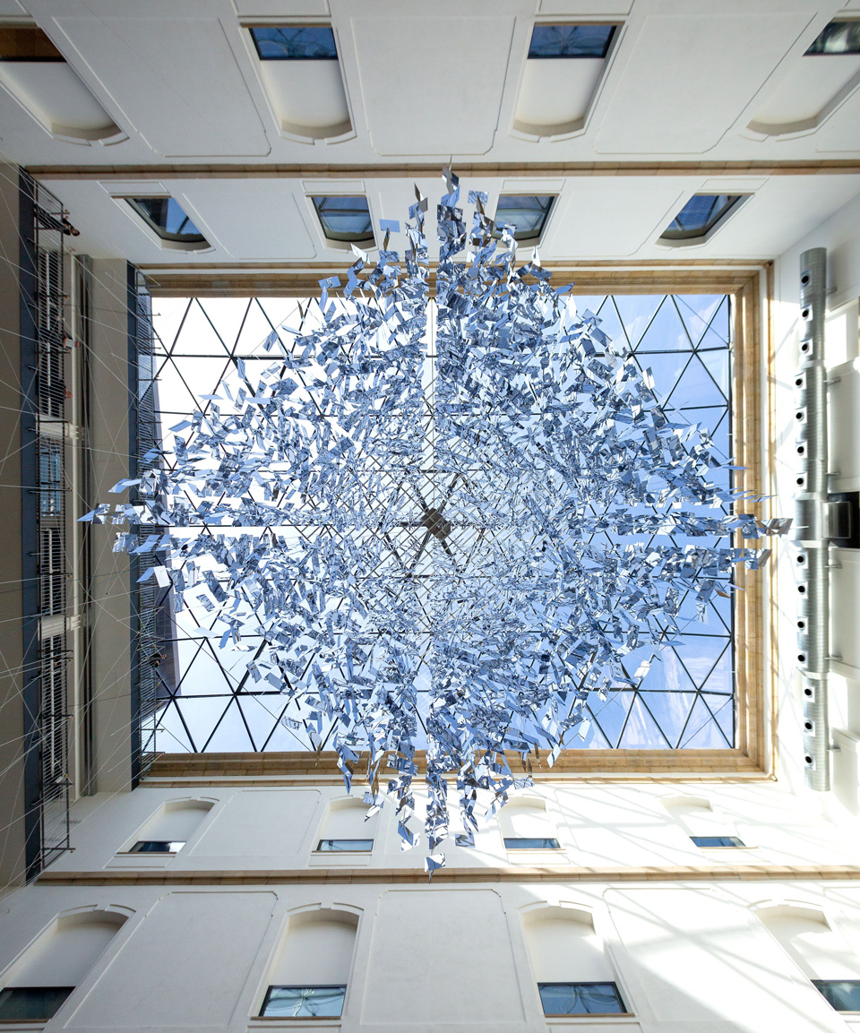 Obra Kuboa de Julio Le Parc instalada en la plaza de acceso de Tabakalera, en San Sebastián