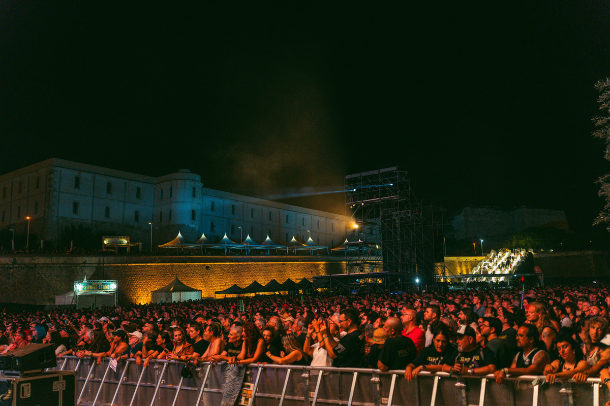 Público asistiendo a un concierto nocturno en Rock Imperium Festival