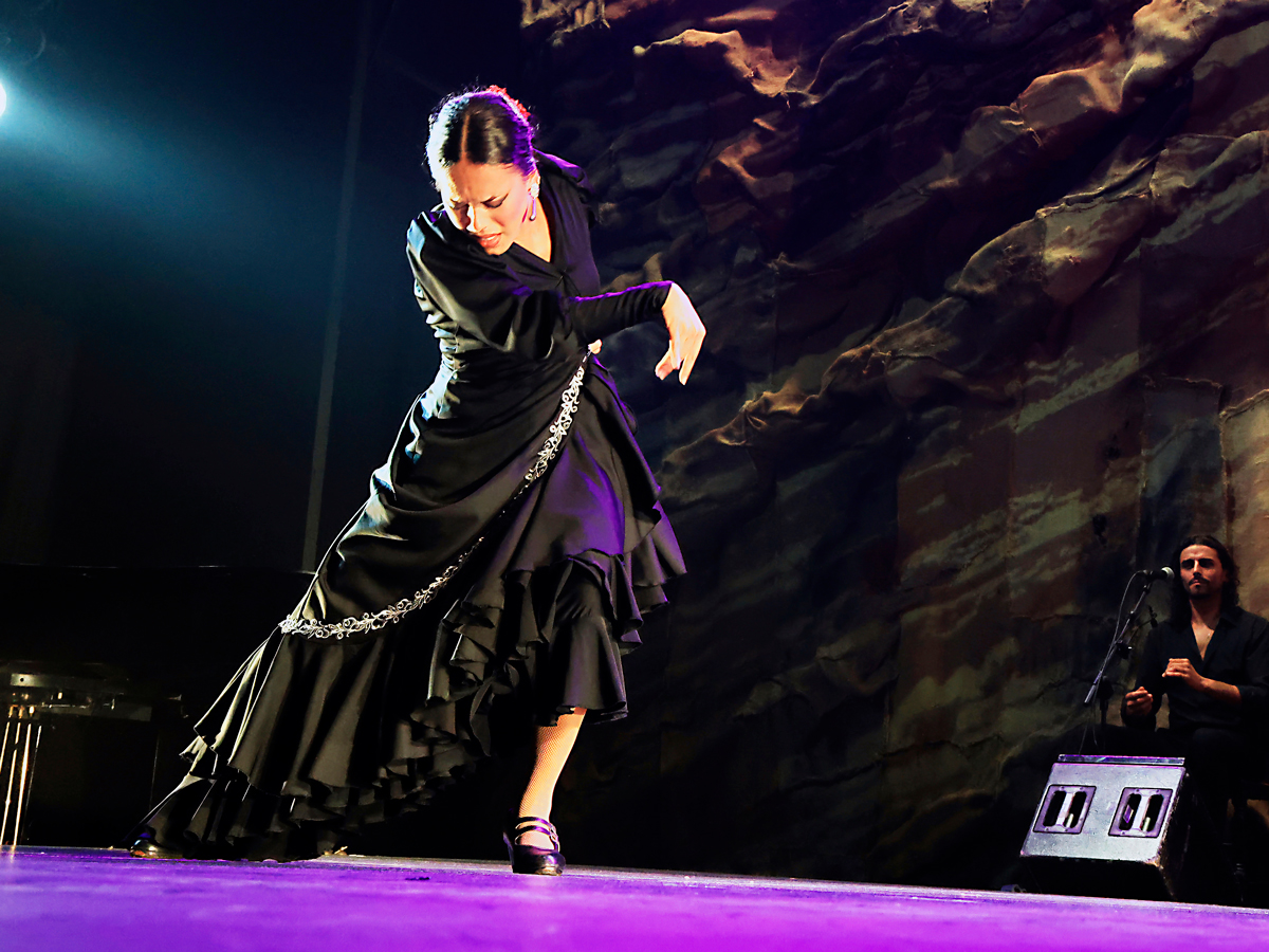 Bailaora flamenca vestida de negro actuando en el Festival Internacional del Cante de las Minas.
