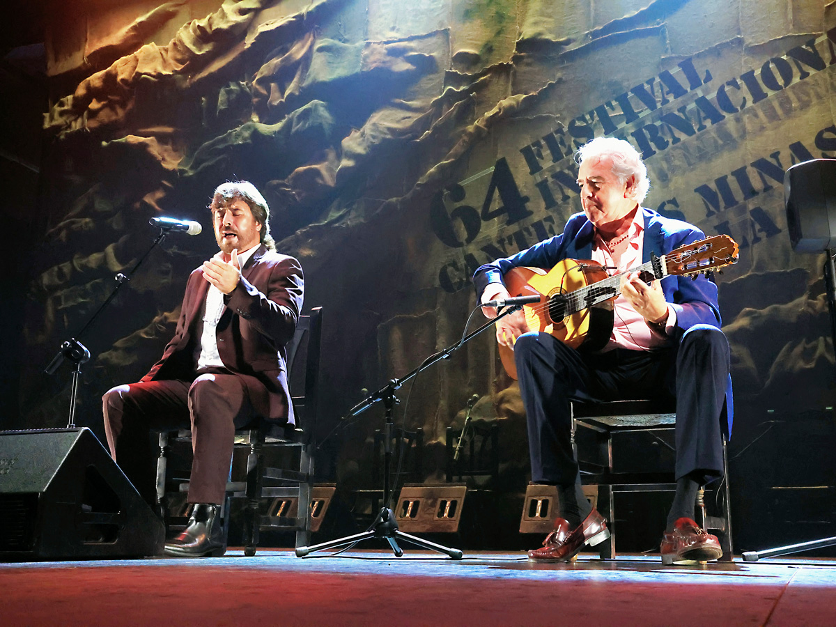 Cantaor y guitarrista actuando en el Festival Internacional del Cante de las Minas de La Unión.