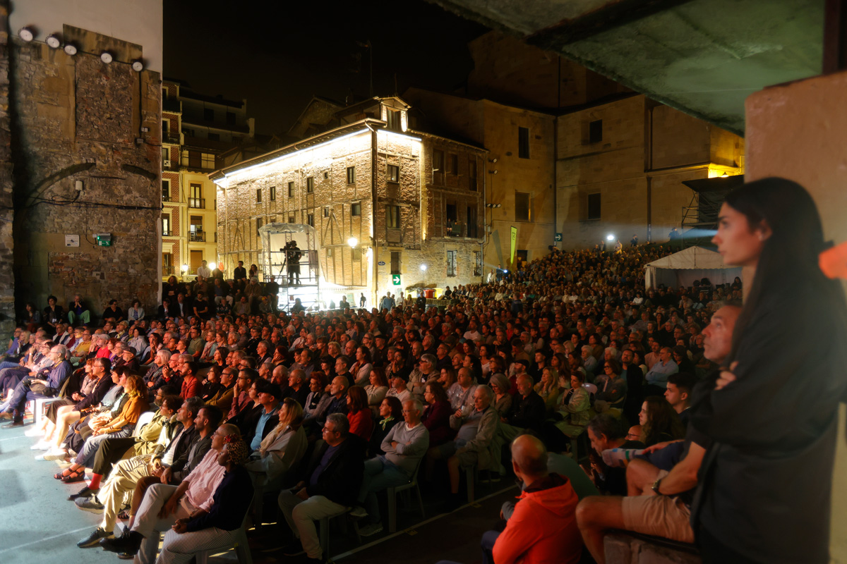 Público asistiendo a un concierto en la Plaza de la Trinidad durante el Jazzaldia 2025.