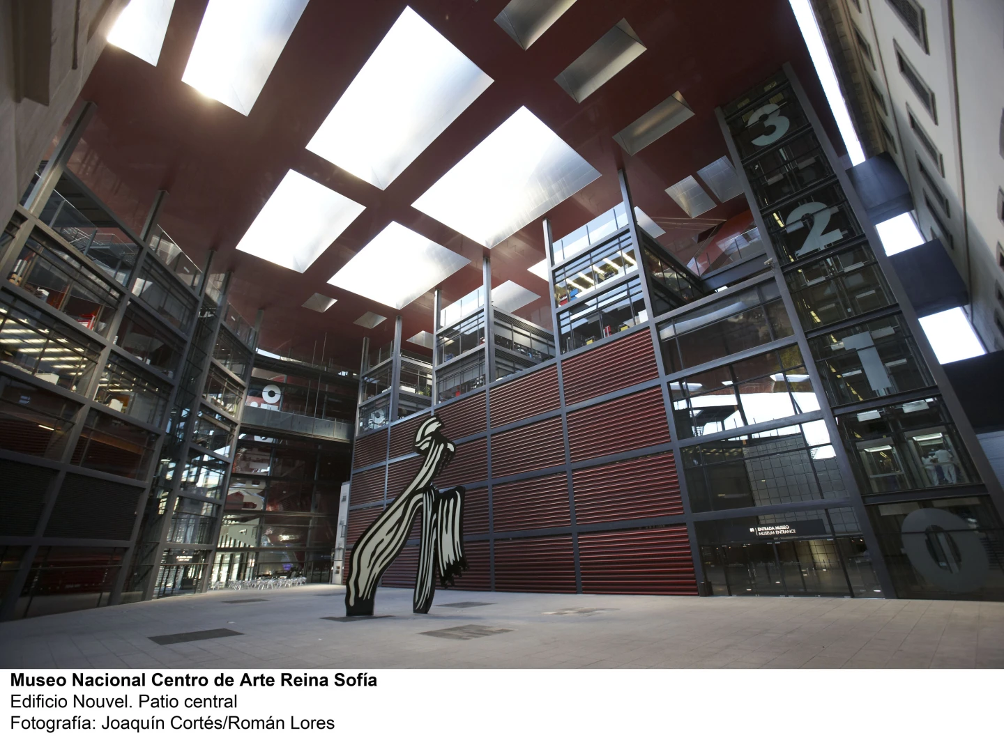 Patio Nouvel del Museo Reina Sofía con la escultura de Roy Lichtenstein