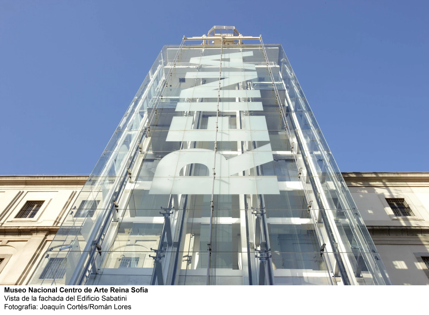 Ascensores de cristal en la fachada del Edificio Sabatini del Museo Reina Sofía