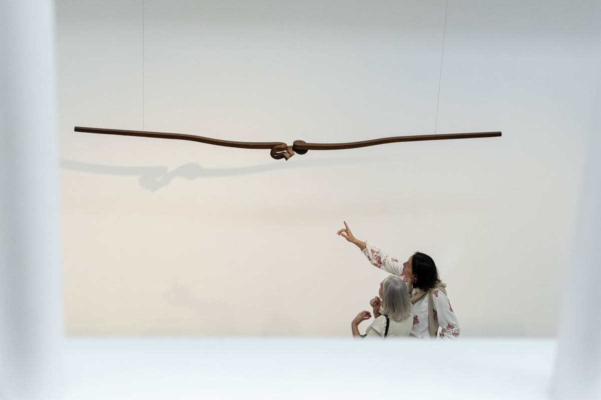 Escultura contemporánea expuesta en el interior del CAAM