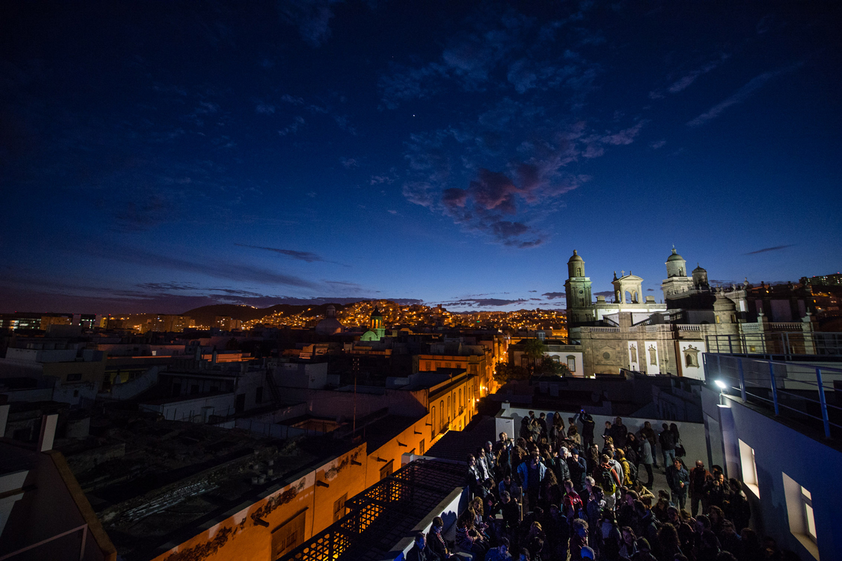 Evento cultural en la terraza del CAAM con vistas a Vegueta y Las Palmas