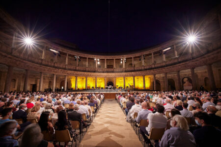 Concierto sinfónico en el Palacio de Carlos V durante el Festival Internacional de Música y Danza de Granada