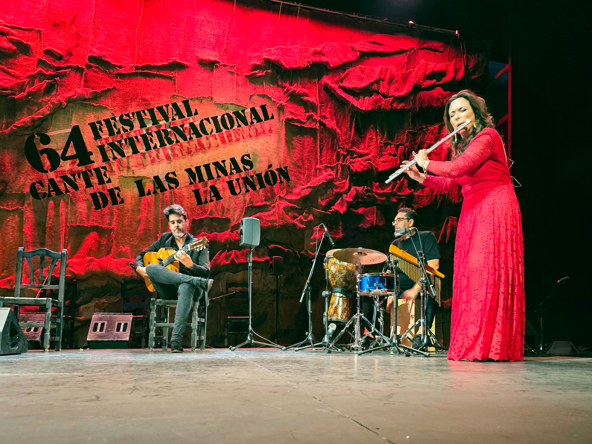 Flautista actuando junto a músicos flamencos en el Festival Internacional del Cante de las Minas.