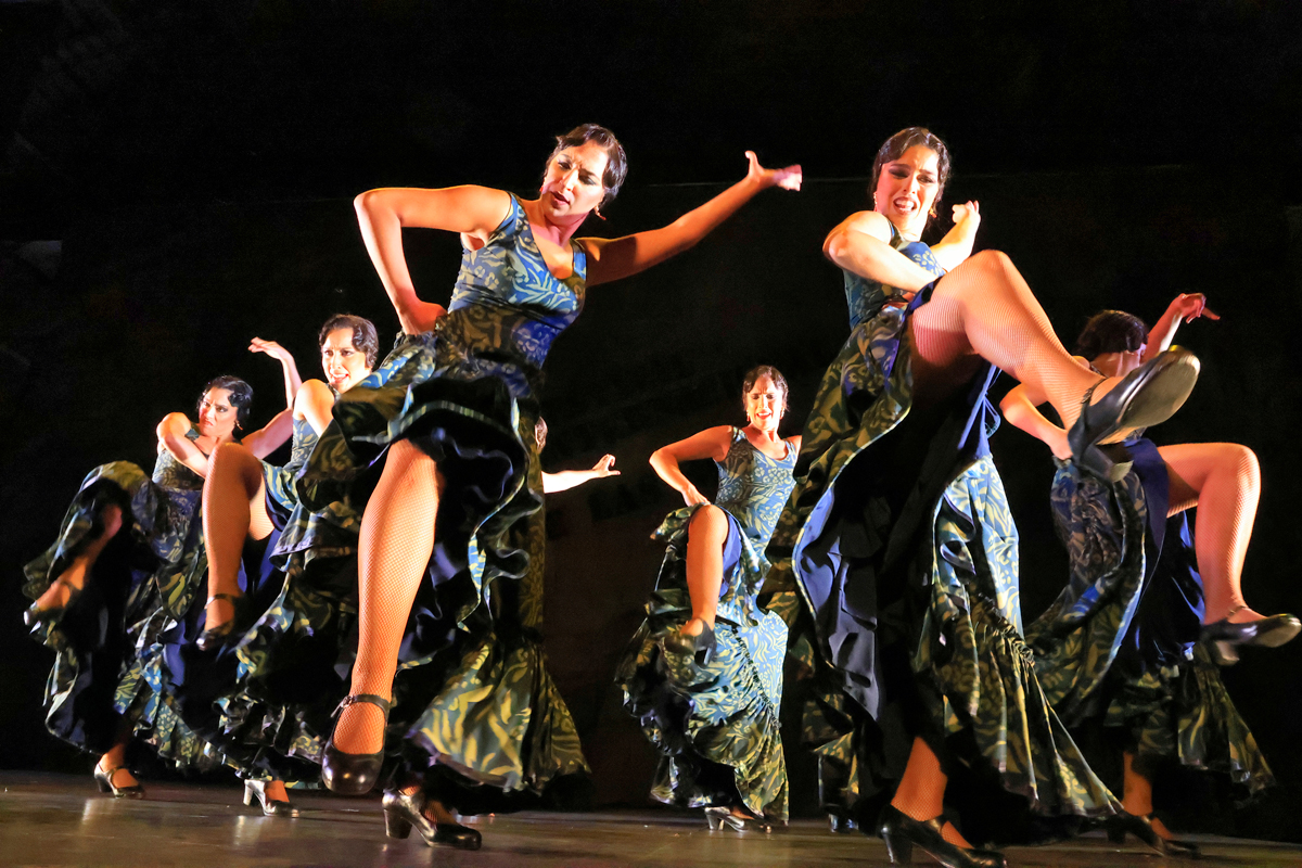 Grupo de bailaoras flamencas actuando en el Festival Internacional del Cante de las Minas.