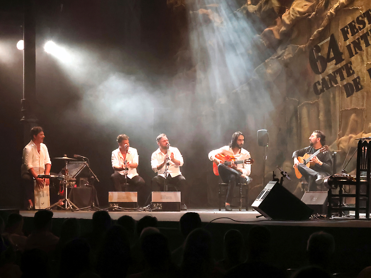 Grupo flamenco actuando en el Festival Internacional del Cante de las Minas en La Unión.