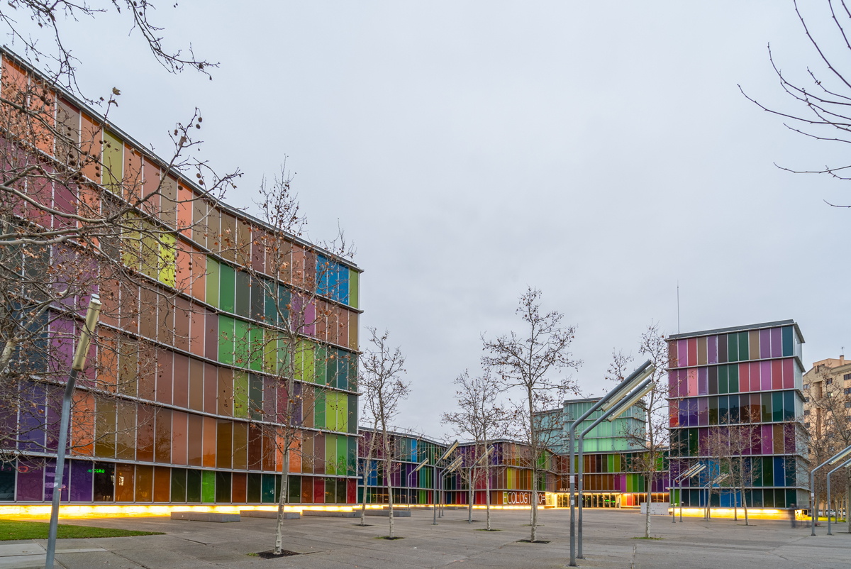 Exterior del MUSAC, Museo de Arte Contemporáneo de Castilla y León, en León, con sus fachadas de colores.