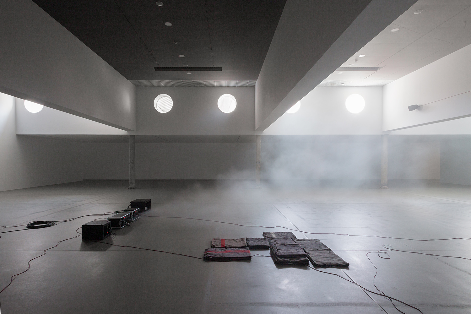 Vista de una instalación de Josu Bilbao en una sala de Artium Museoa, Museo de Arte Contemporáneo del País Vasco