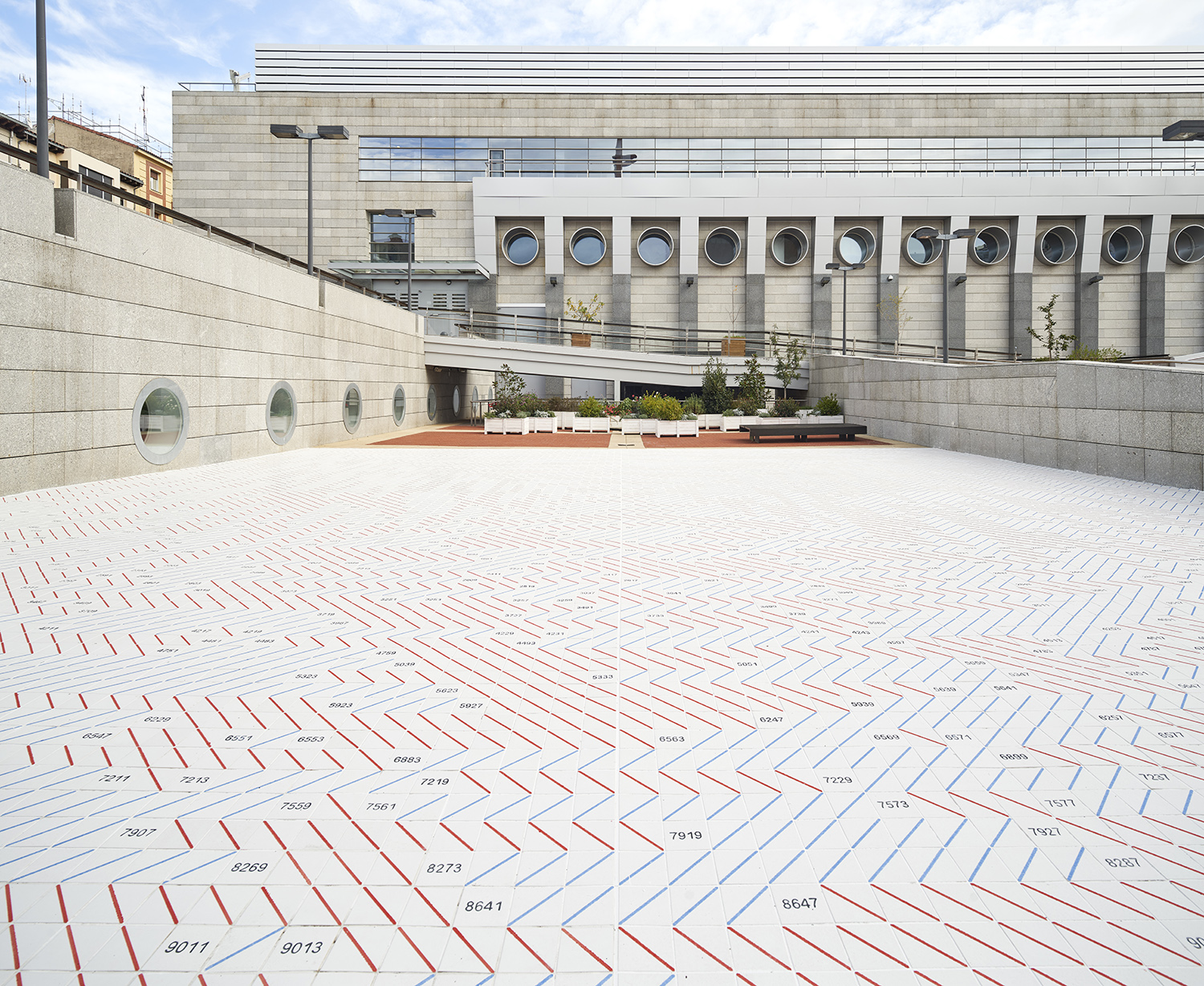 Instalación exterior Números primos de Esther Ferrer en el patio de Artium Museoa, en Vitoria-Gasteiz