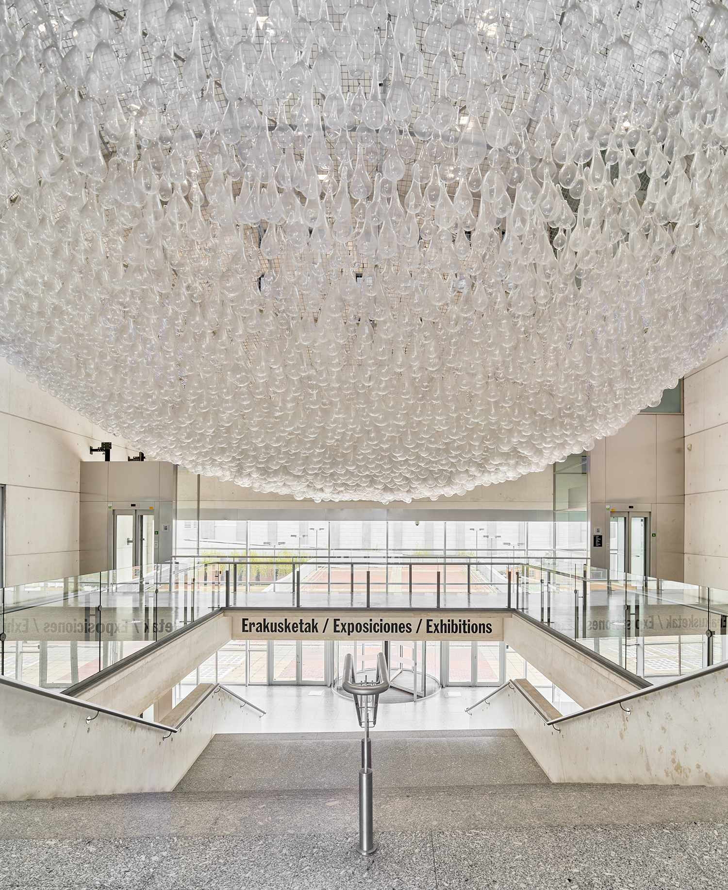 Vestíbulo de Artium Museoa con la instalación suspendida Un pedazo de cielo cristalizado de Javier Pérez