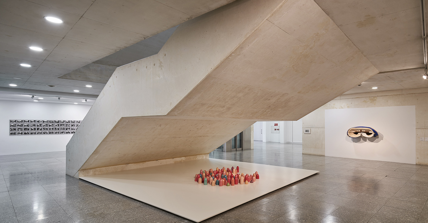 Instalación con las obras Lipsticks [Barras de labios] de Ana Laura Aláez y No osso de Pepe Espaliú en Artium Museoa