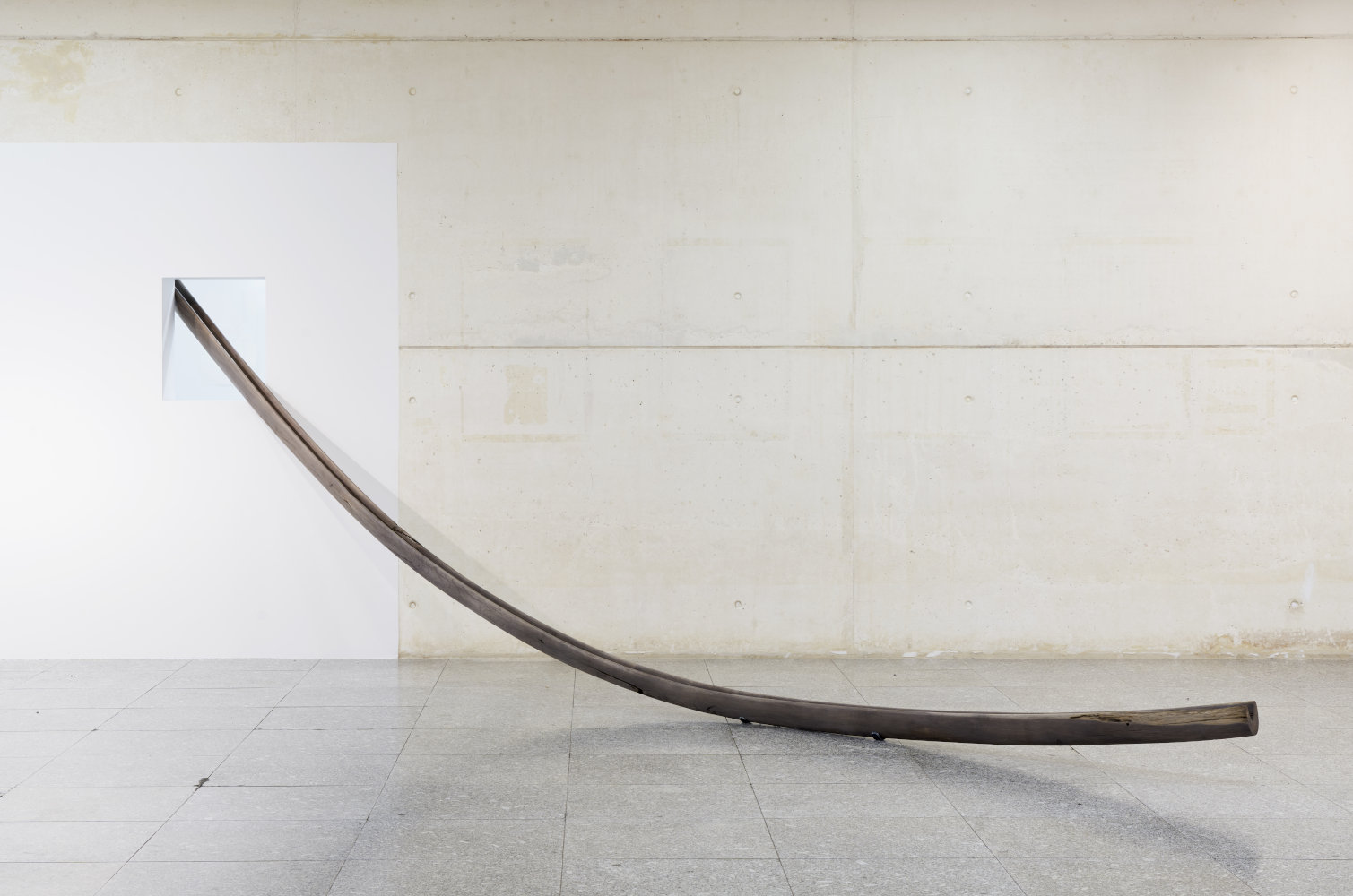 Escultura Segment with unknown radius de Katinka Bock instalada en una sala de Artium Museoa en Vitoria-Gasteiz
