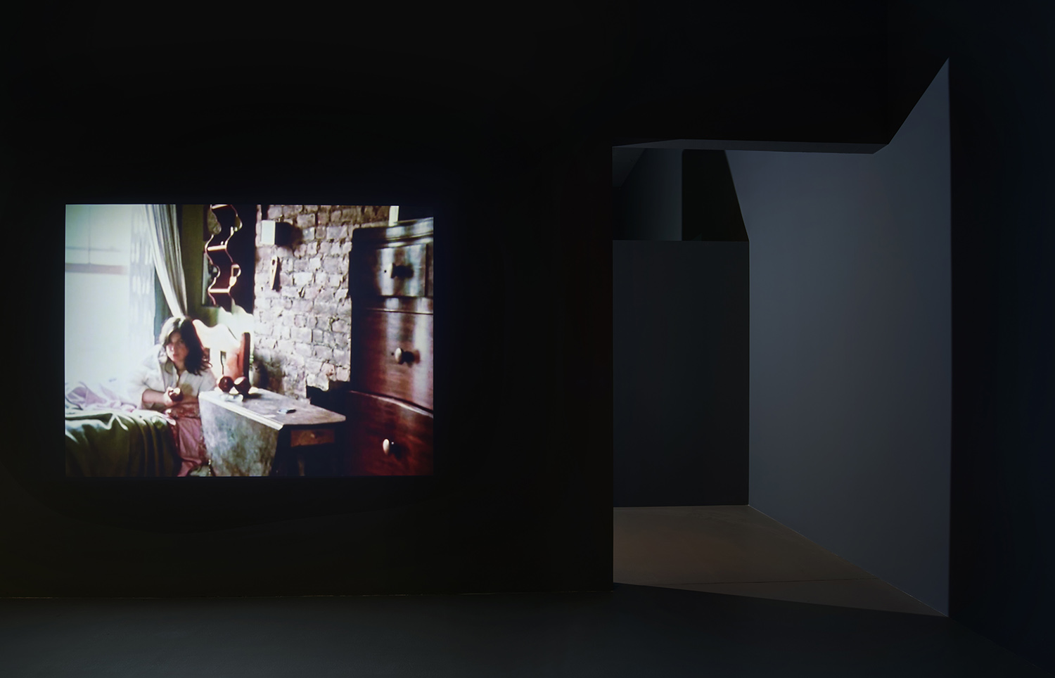 Instalación audiovisual La Chambre de Chantal Akerman en una sala de Artium Museoa, Museo de Arte Contemporáneo del País Vasco, en Vitoria-Gasteiz