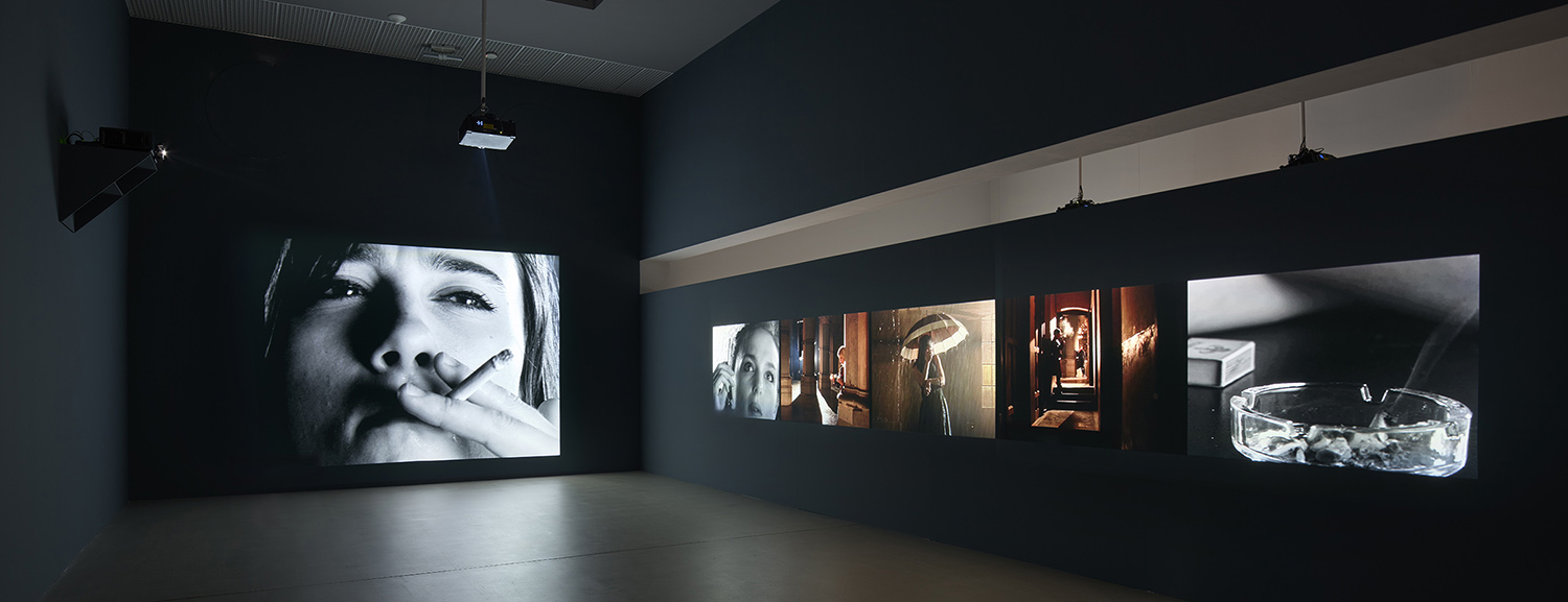 Vista de la instalación Femmes d'Anvers en novembre de Chantal Akerman en una sala de Artium Museoa en Vitoria-Gasteiz