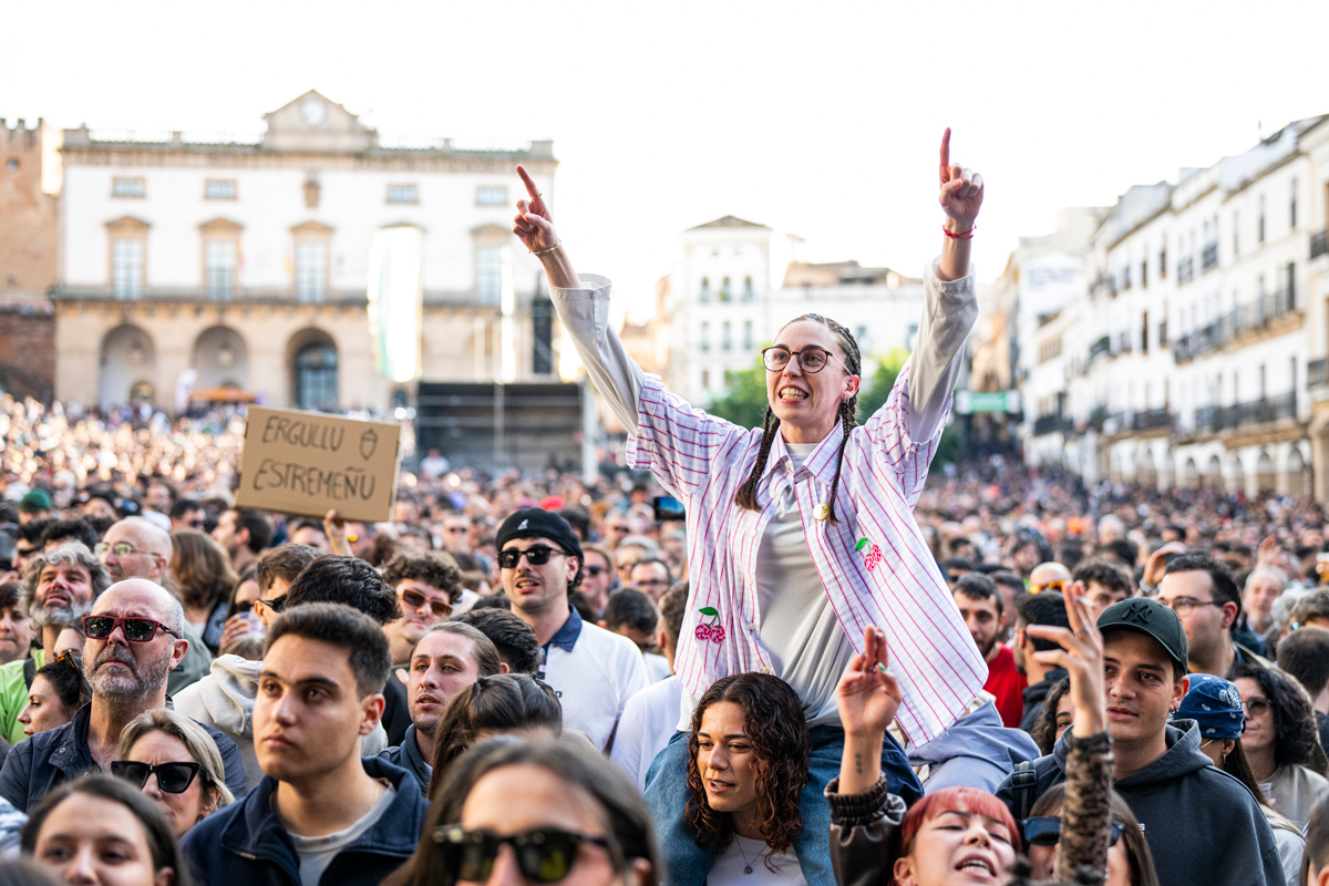 Miles de asistentes disfrutando de un concierto durante WOMAD Cáceres en la Plaza Mayor
