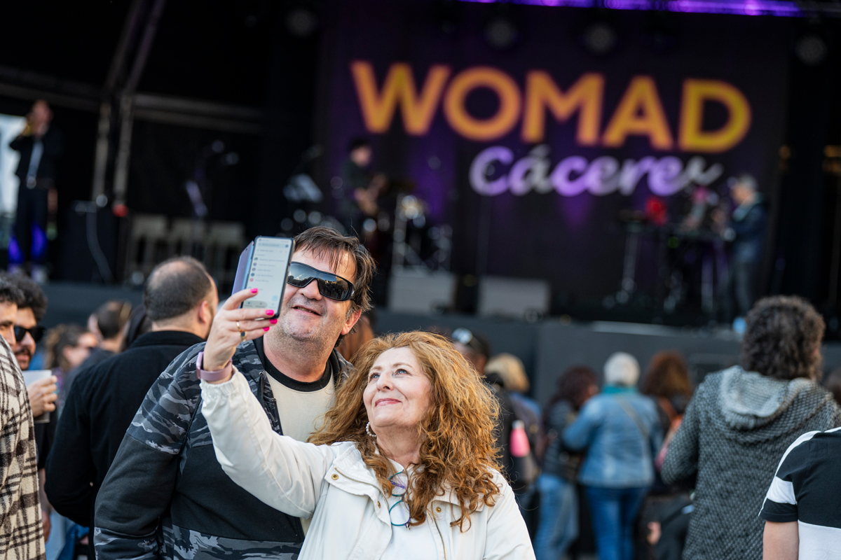 Asistentes haciéndose una fotografía durante un concierto de WOMAD Cáceres