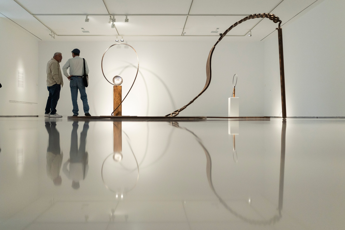 Sala de exposiciones del CAAM con esculturas contemporáneas