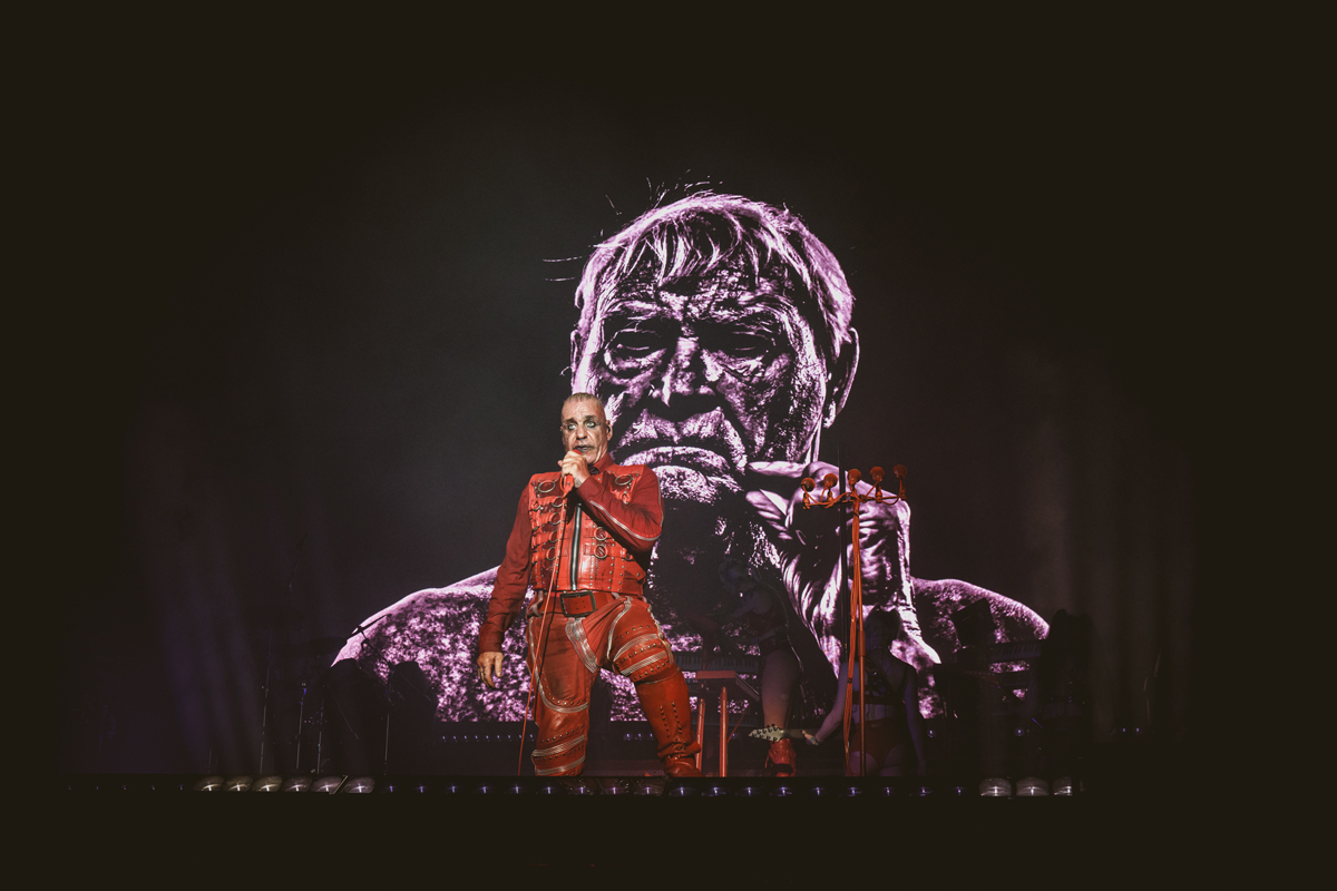 Till Lindemann actuando en directo en Rock Imperium Festival