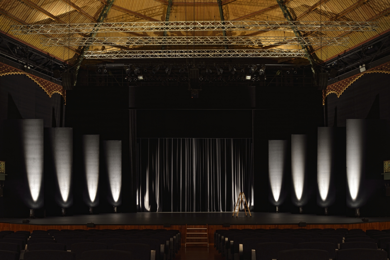 escenario del Teatro Circo Murcia con iluminación escénica y telón