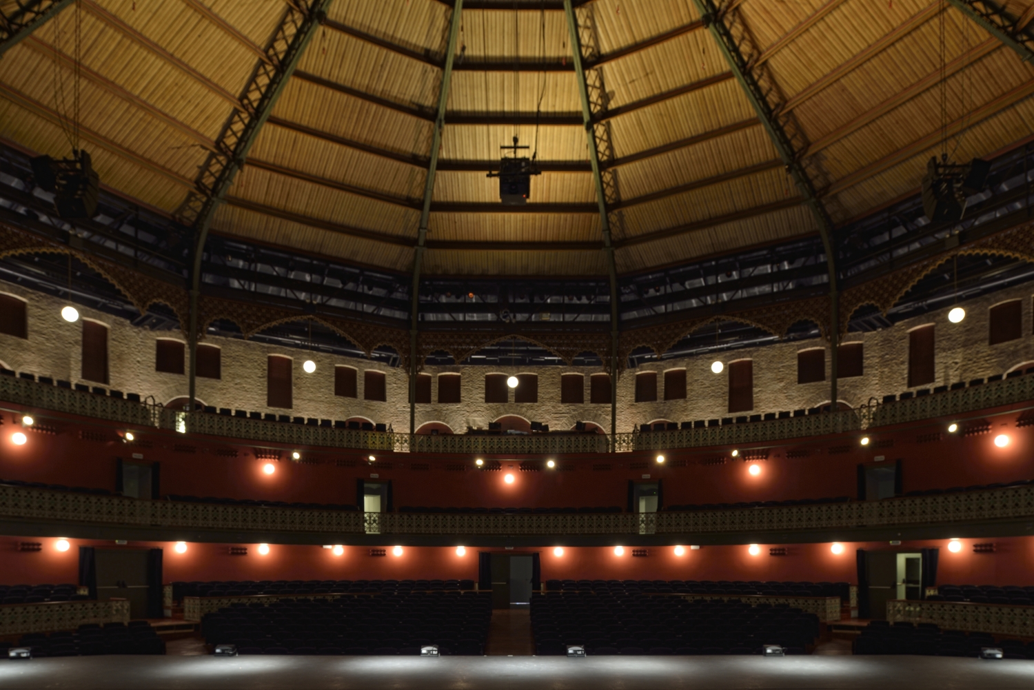 Interior del Teatro Circo Murcia con cúpula y sala principal de butacas
