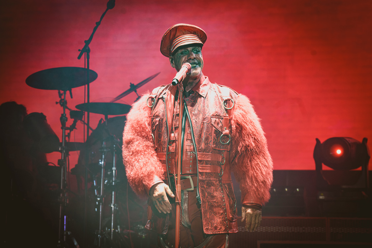 Till Lindemann durante un espectáculo en Rock Imperium Festival