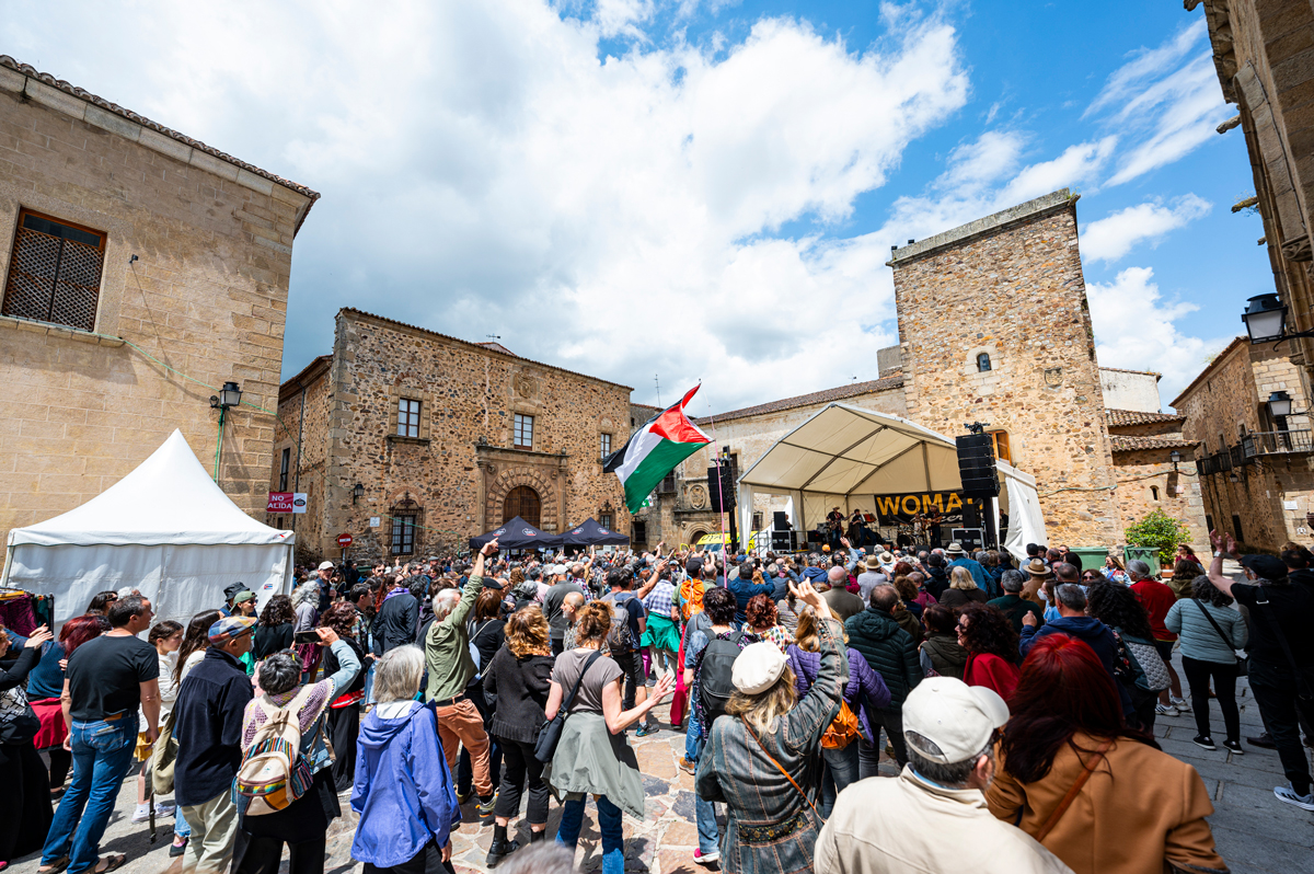 Concierto al aire libre con gran afluencia de público durante WOMAD Cáceres