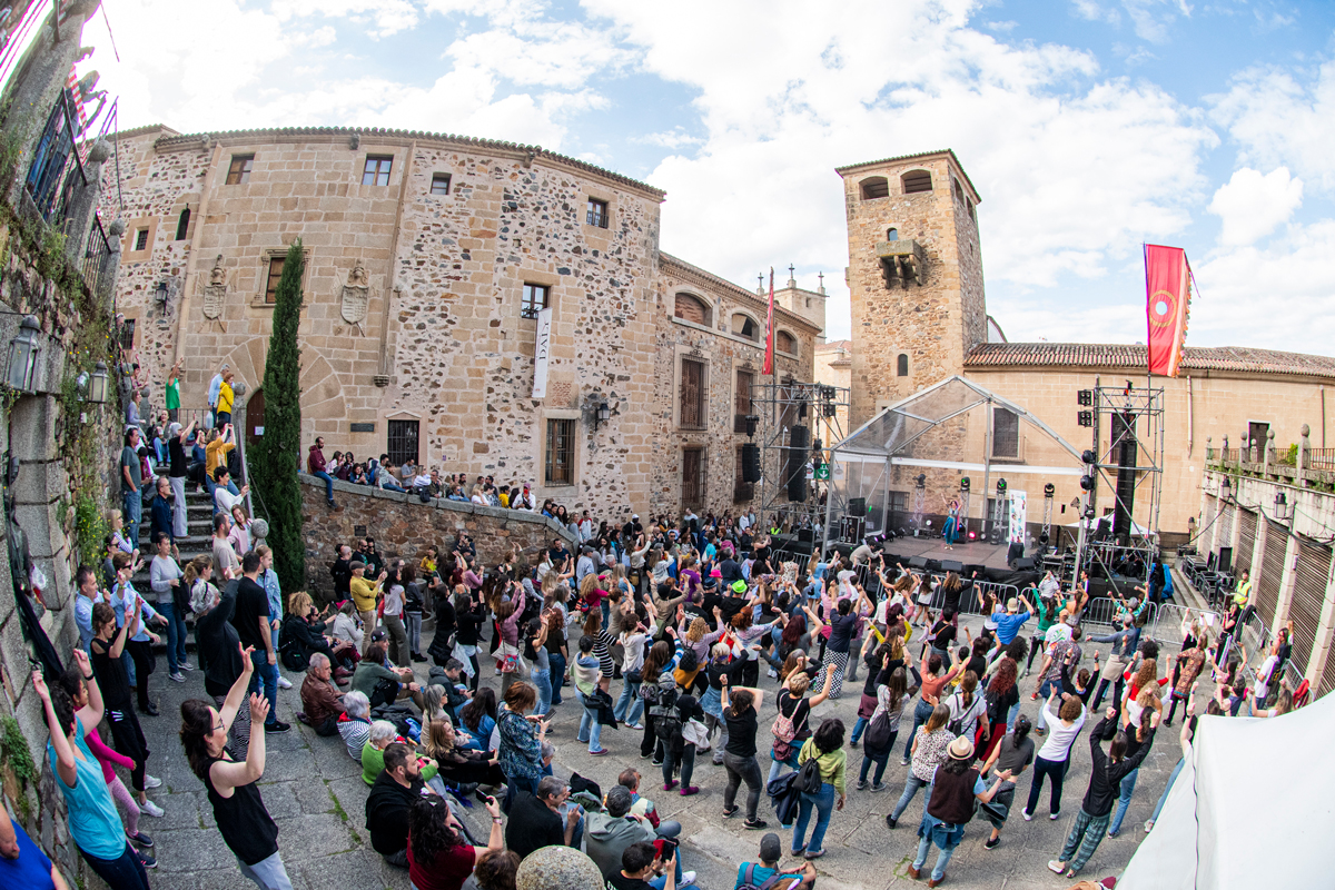 Público disfrutando de un concierto en la Plaza de San Jorge durante WOMAD Cáceres