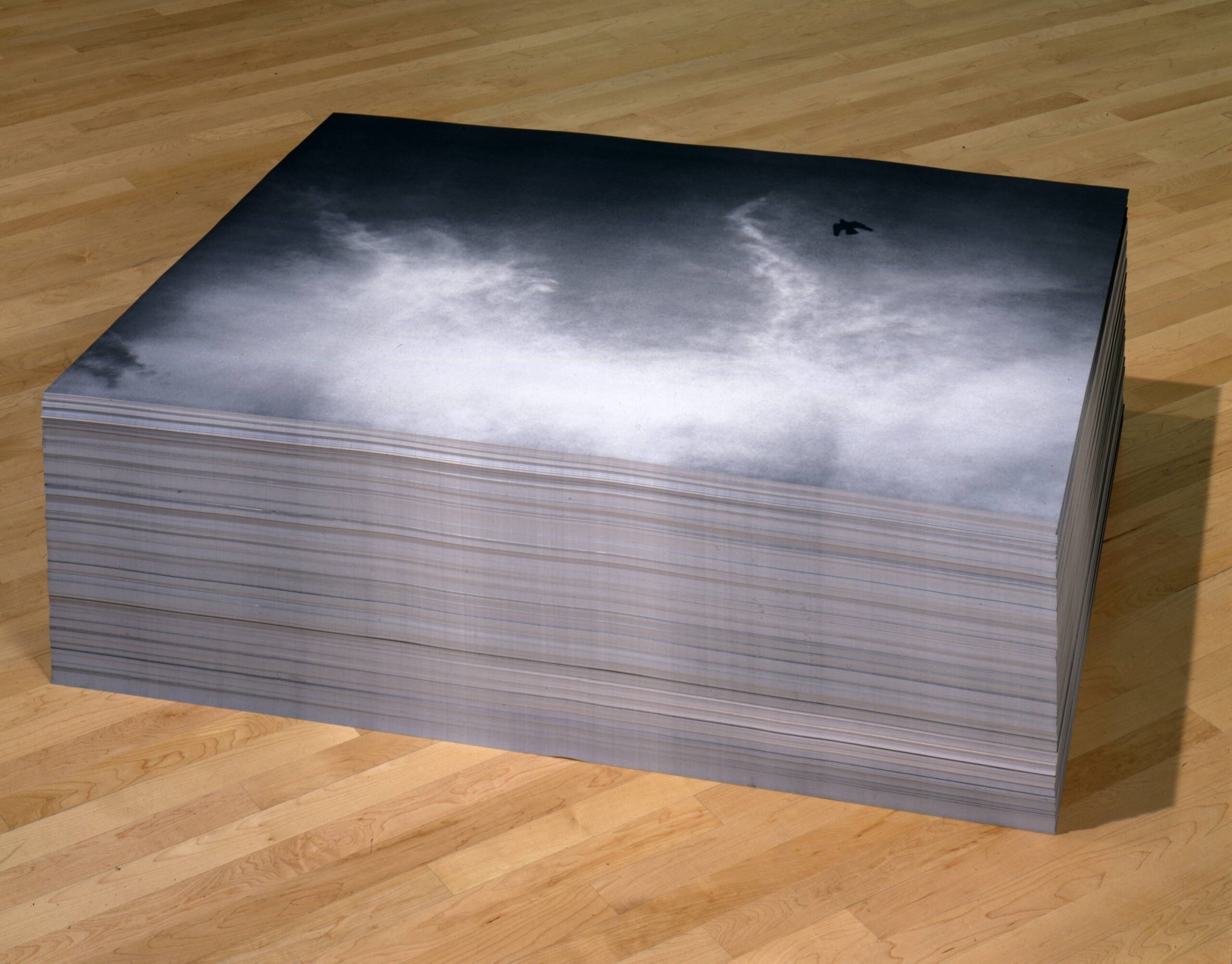 Instalación de papeles de Félix González-Torres en el Museo Reina Sofía de Madrid